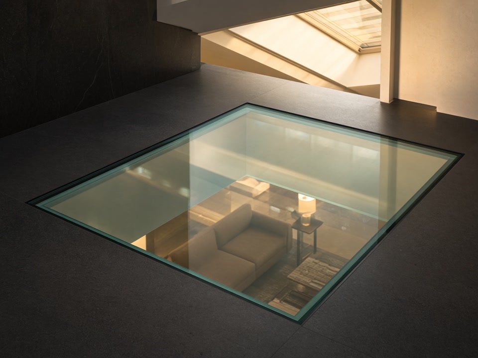 Featured image for “Dalle de sol en verre sur mesure : créer un puits de lumière design et sécurisé”