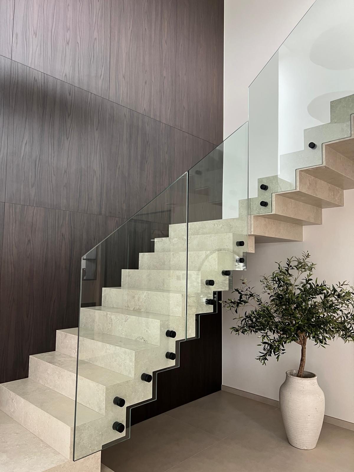 Garde-corps d’escalier en verre