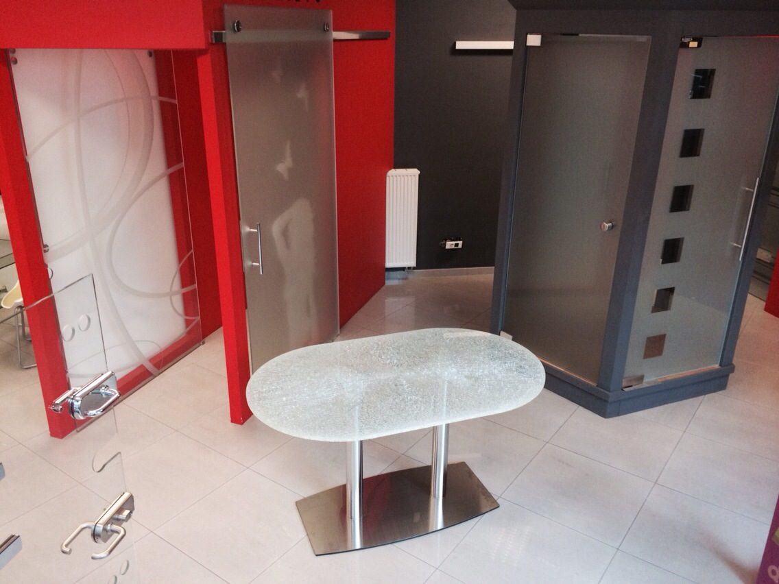 Table et cloisons en verre